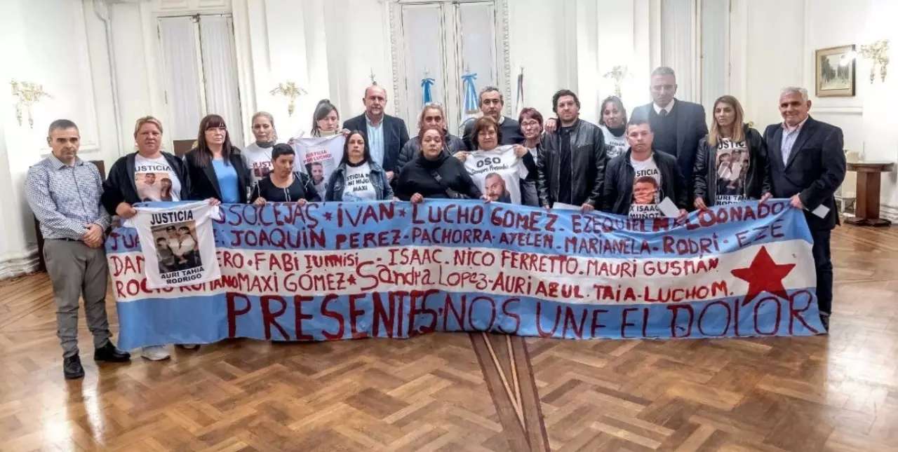 Perotti se reunió en Rosario con familiares de víctimas de la inseguridad y Javkin 