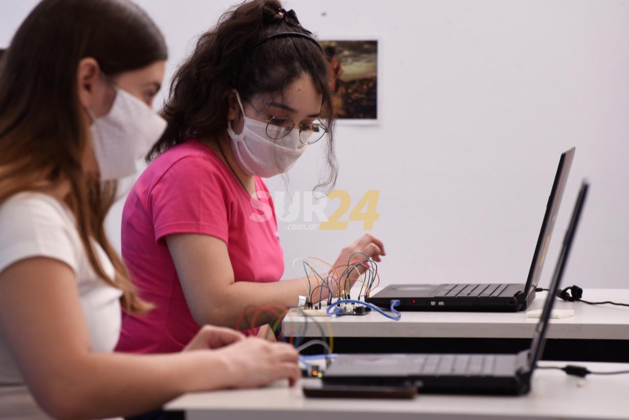 Buscan guías de informática para el Club de Chicas Programadoras 