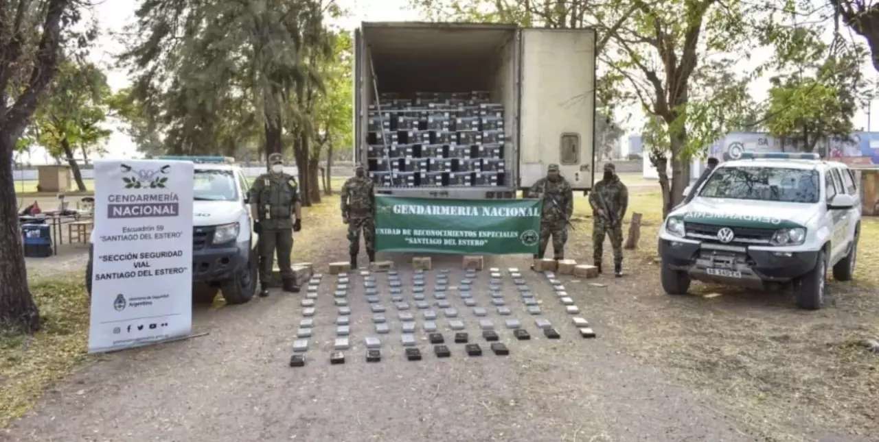 Secuestran 105 kilos de cocaína que estaban ocultos en un camión que transportaba bananas 