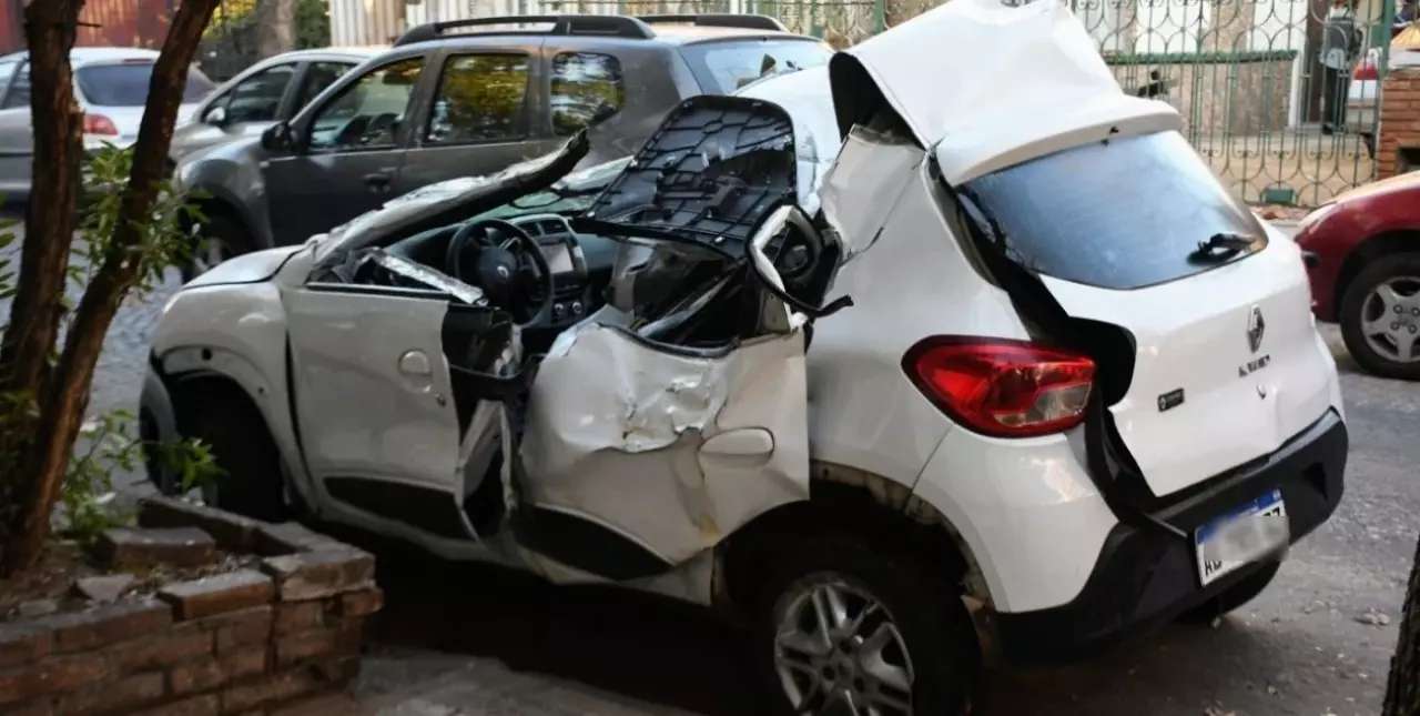 Tragedia en Rosario: tres muertos tras impactar un auto contra un árbol 