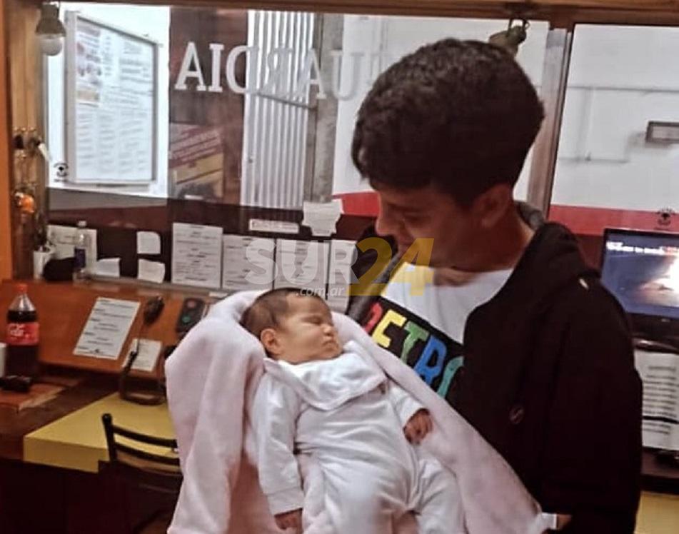 Emotivo gesto: Bomberos de Elortondo recibieron la visita de la beba a la que le salvaron la vida