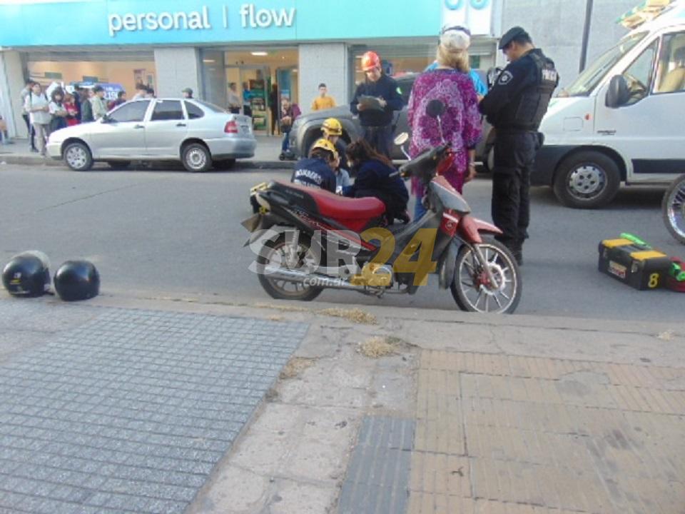 Venado Tuerto: una joven lesionada al chocar en moto a un auto estacionado