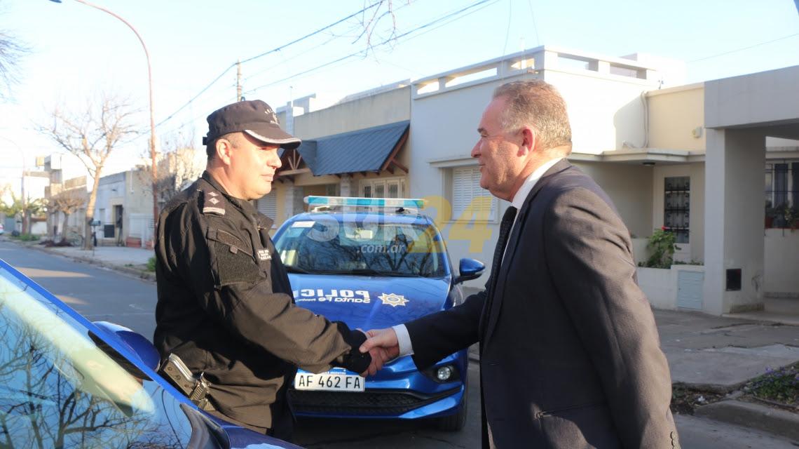 Entrega de patrulleros y firma de convenios para modernizar comisarías del departamento Caseros