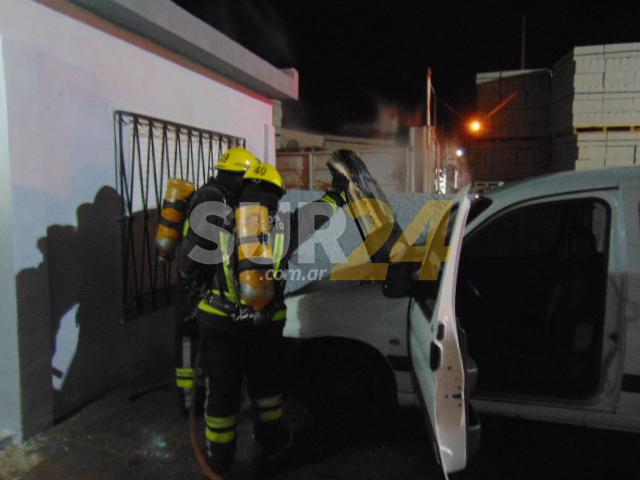 Venado Tuerto: los bomberos sofocaron el incendio de un automóvil