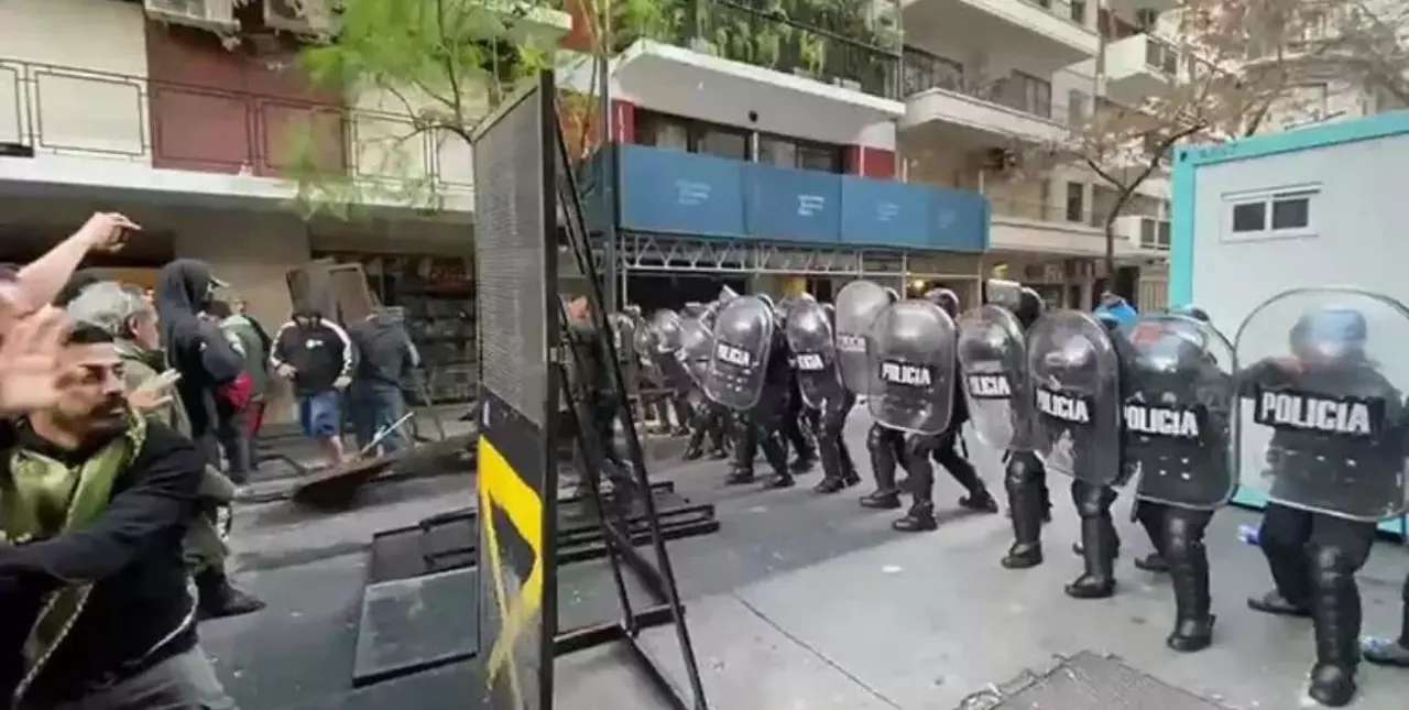 Manifestantes tiraron el vallado y se acercaron la casa de Cristina Kirchner