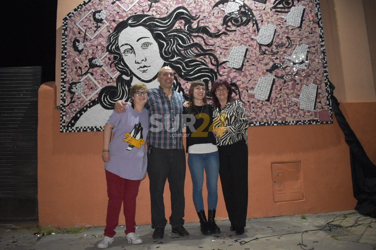 “Tradición Pop” en Elortondo: presentaron mural de mosaicos por el 90 aniversario de la Biblioteca