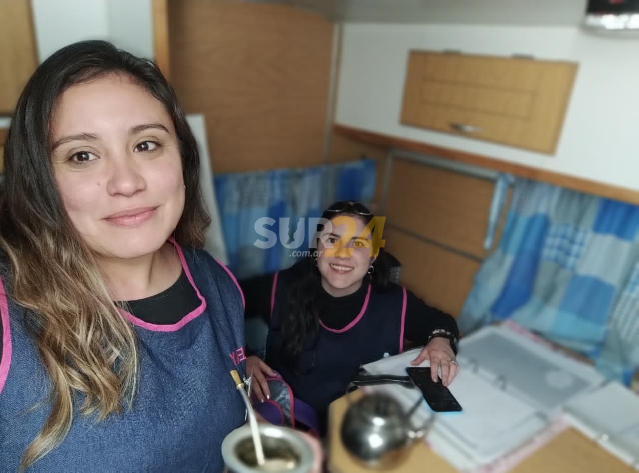 Por los altos costos, dos estudiantes viven en una casilla rodante en Venado Tuerto 