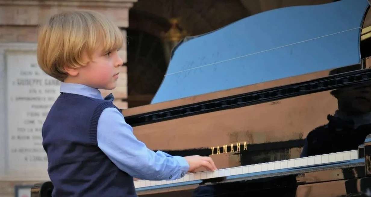 El “Mozart italiano”: tiene 5 años y sorprende a todos tocando el piano 