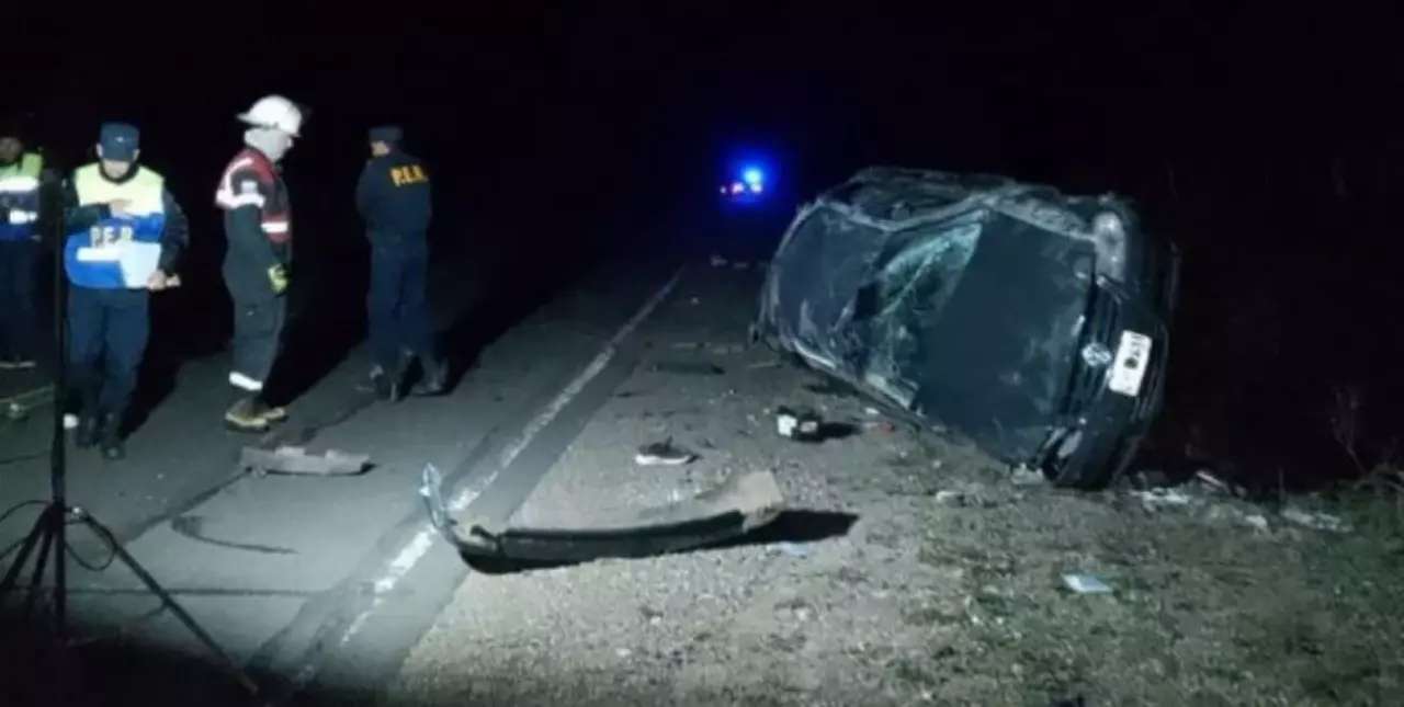 Un auto volcó y murieron dos de sus ocupantes: el conductor cazaba pokemones
