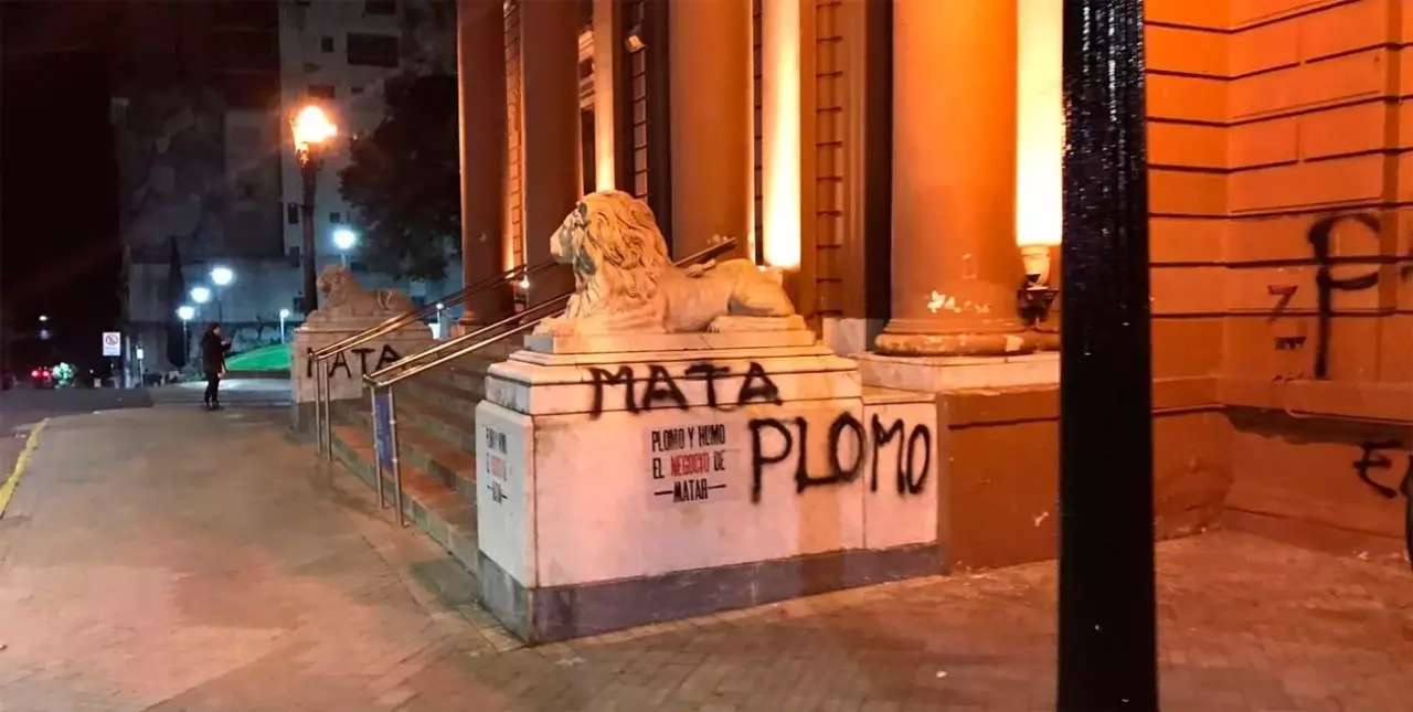La Municipalidad y otros puntos de Rosario aparecieron pintados: “Plomo y humo, el negocio de matar” 