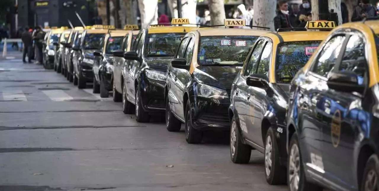 Los taxistas de Rosario buscan aumentar un 60% la tarifa 