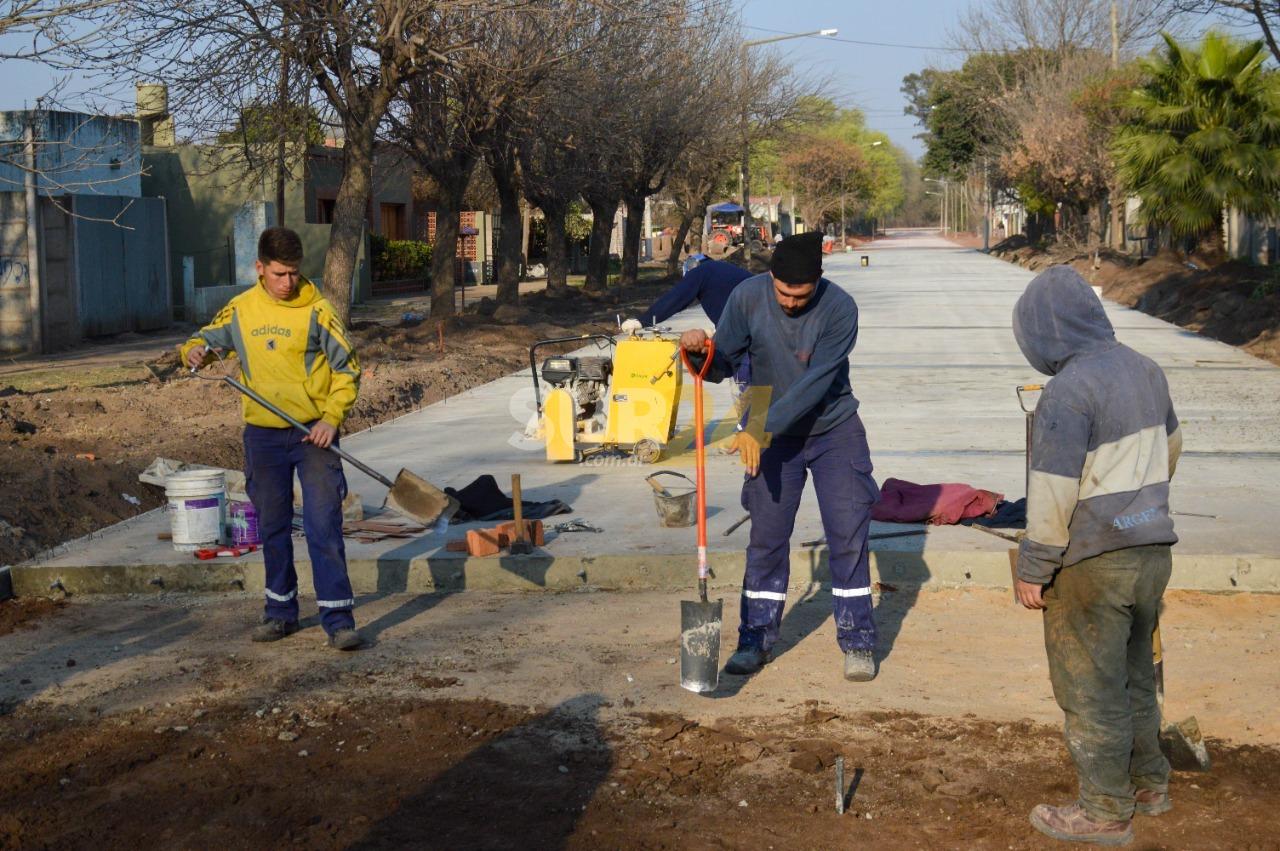 Aumentan las tareas de arreglo de calles y hormigonado en barrios de Venado Tuerto