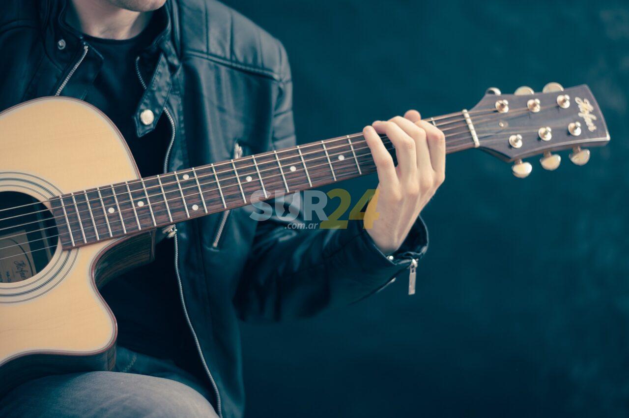 Los talleres municipales ofrecen la oportunidad de aprender guitarra