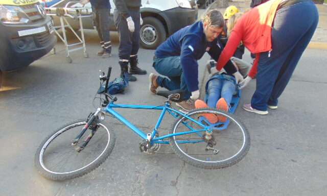 Venado Tuerto: fuerte choque entre auto y bici con un herido trasladado al hospital 