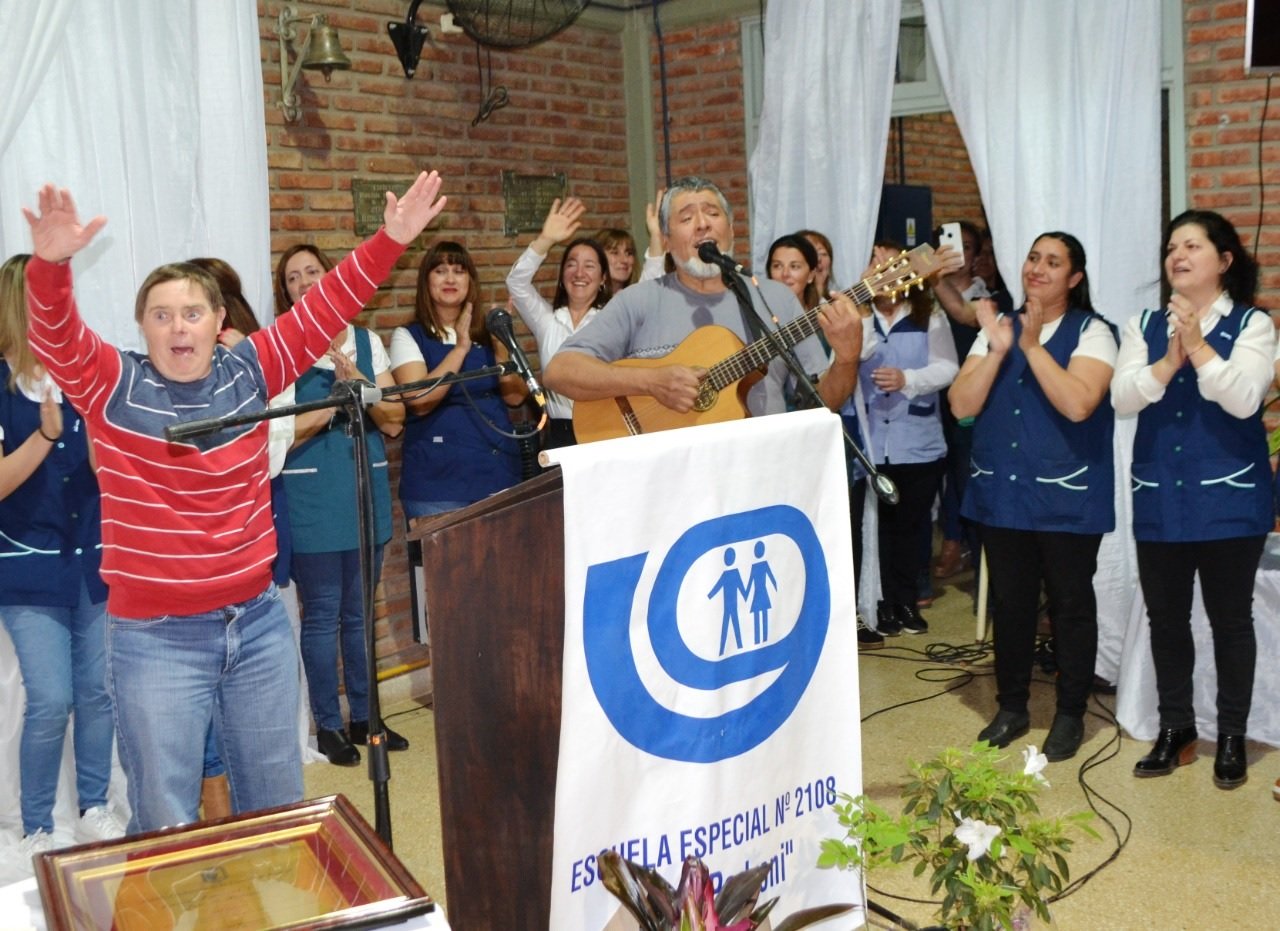La Escuela “José Pedroni” de Firmat celebró 50 años, con un acto muy emotivo