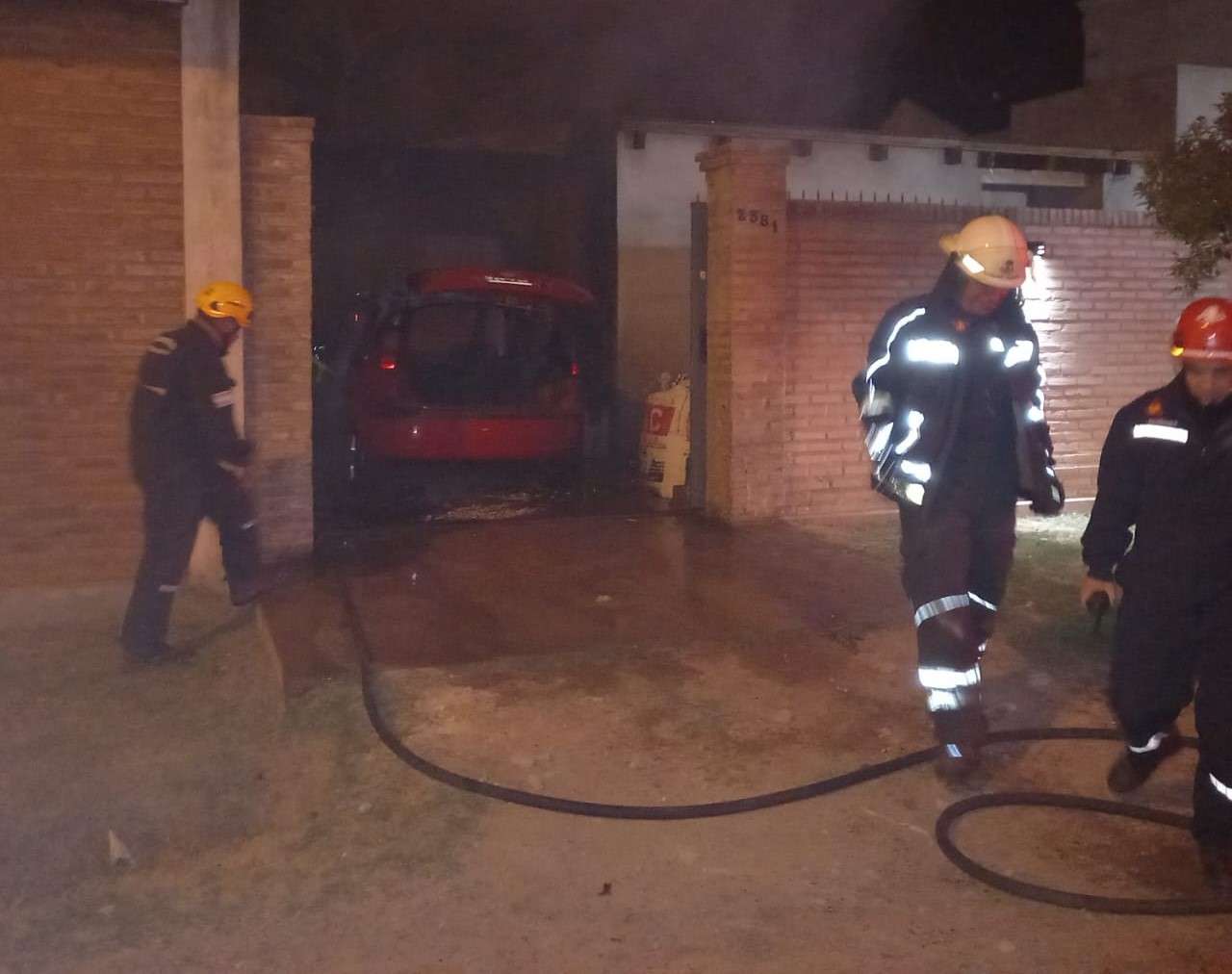 Venado Tuerto: incendio de un automóvil en Pasaje Gatti al 2.500