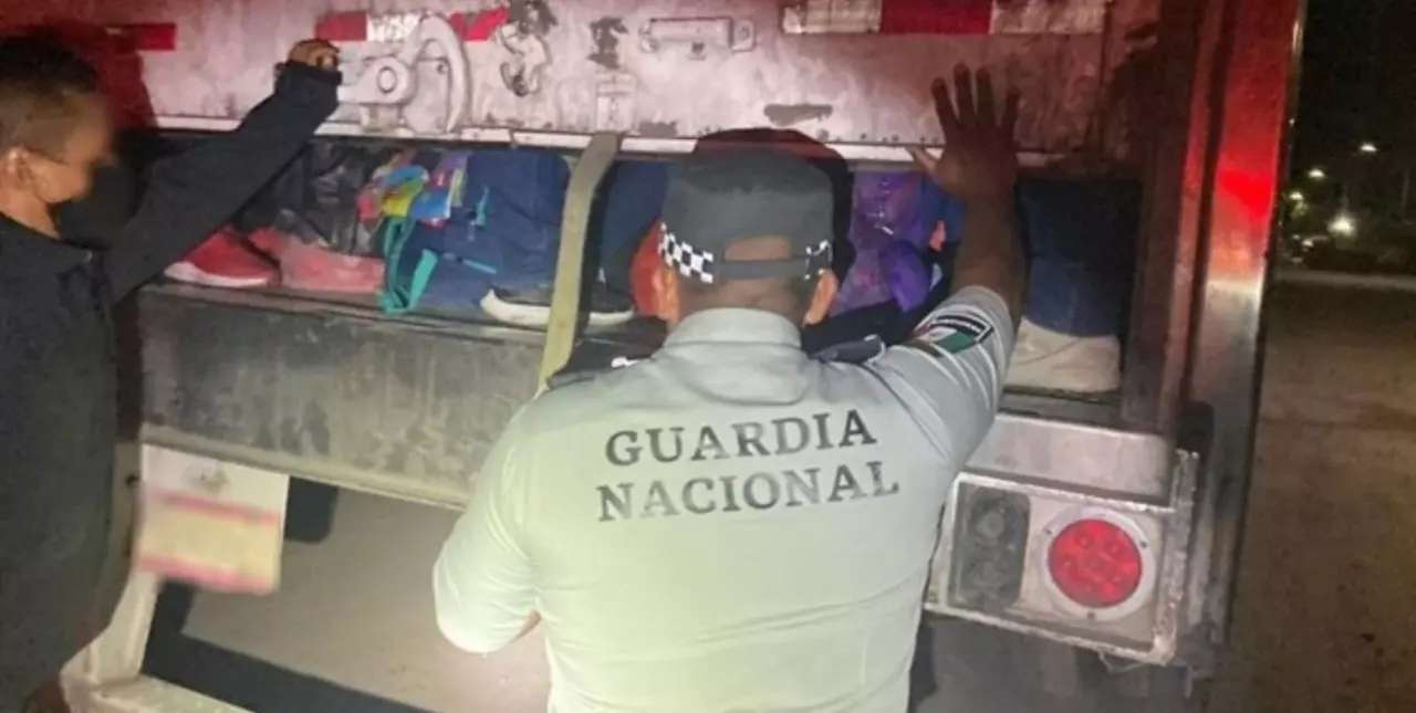 Rescataron a 121 migrantes hacinados dentro de un camión abandonado en México