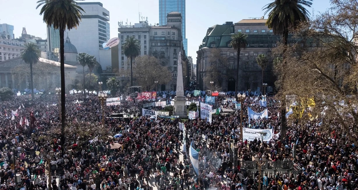 Masiva movilización en Plaza de Mayo en repudio al atentado contra Cristina Kirchner