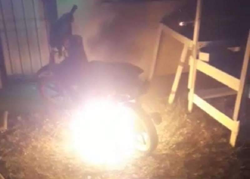(Video) Firmat: un joven prendió fuego su moto para que no sea secuestrada por Tránsito