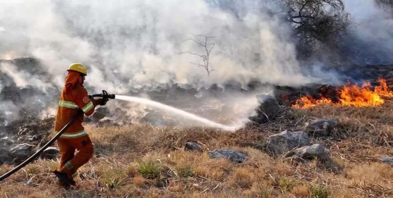 Tres provincias de Argentina continúan con focos activos de incendios forestales