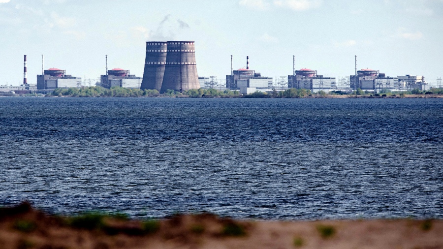 A pesarde los bombardeos, la misión del OIEA retoma la marcha hacia central nuclear de Zaporiyia 