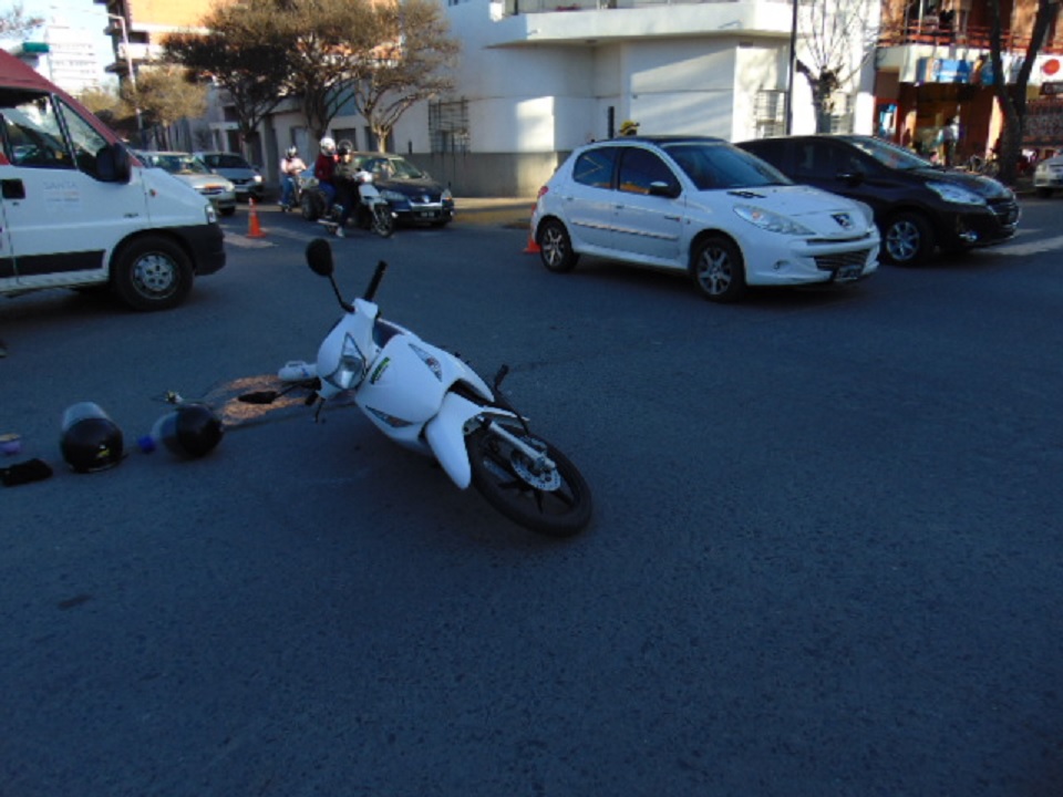 Venado Tuerto: choque de auto y moto en zona céntrica