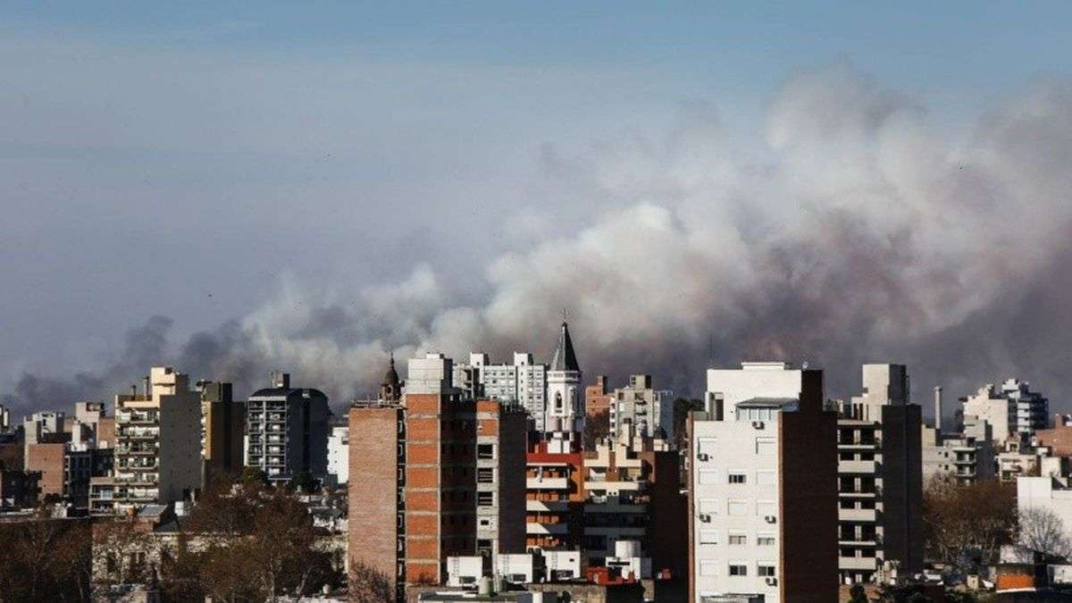 Firmat: el humo de las islas del Paraná llegó a la ciudad