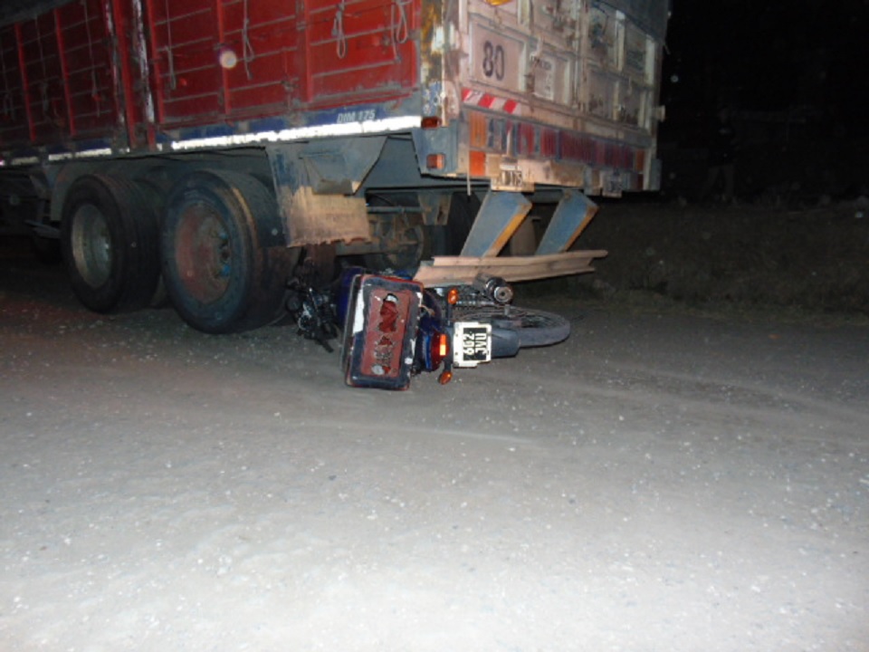 Venado Tuerto: moto chocó y terminó debajo de un camión estacionado