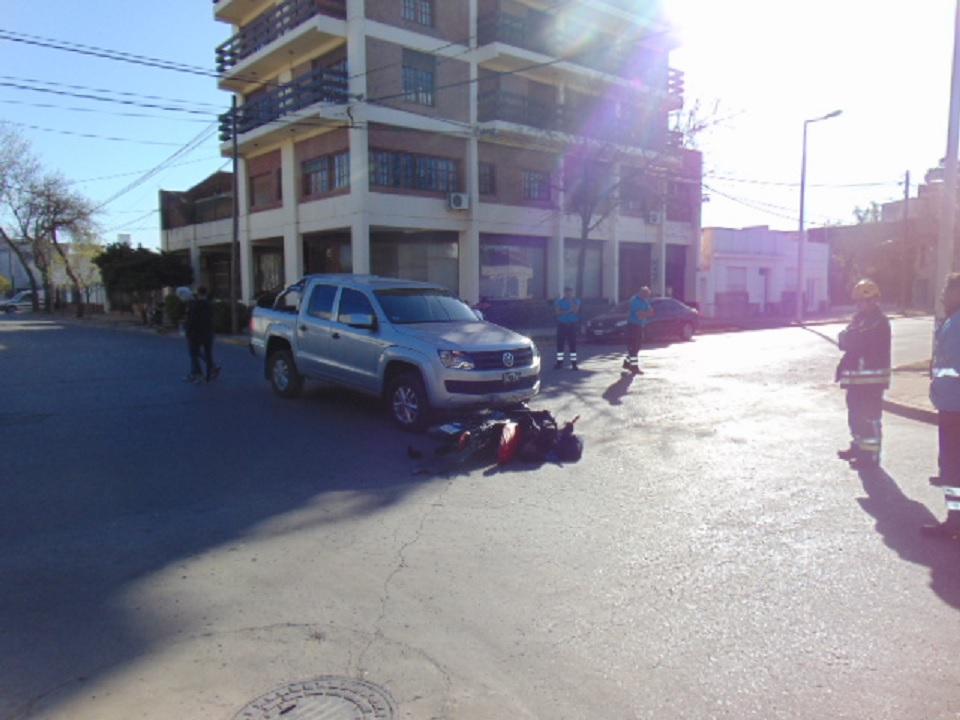 Venado Tuerto: motoclista terminó debajo de una camioneta y fue hospitalizado