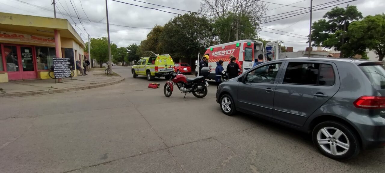Accidente entre moto y auto en Avellaneda y Moreno 