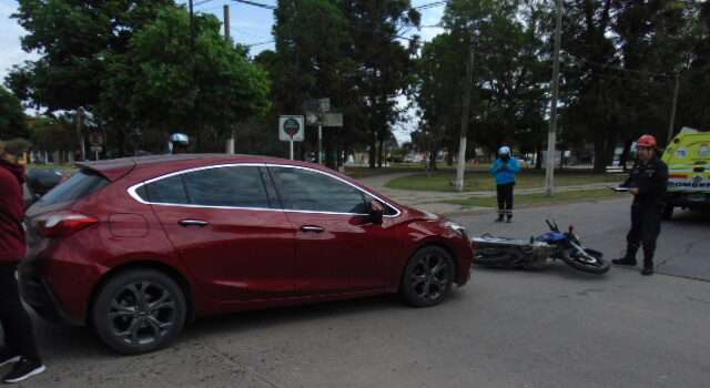 Venado Tuerto: una joven trasladada al hospital tras violento impacto entre moto y auto  