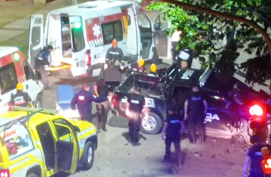 Impactante choque entre un móvil policial y una moto: un herido de gravedad
