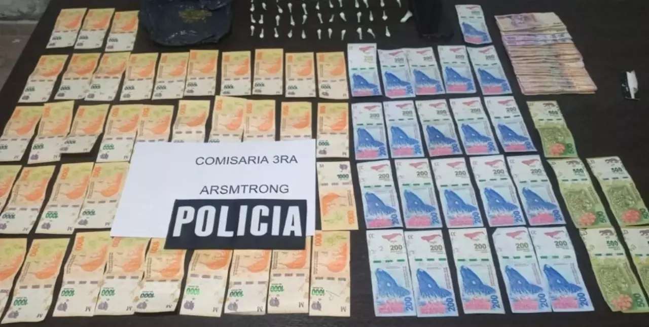 Un “dealer” llevaba cocaína y dinero en un remis; fue detenido