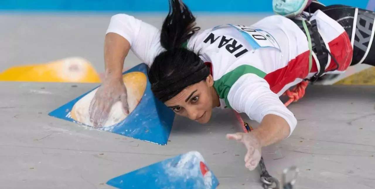 La atleta iraní que compitió sin velo niega haberlo hecho en señal de protesta