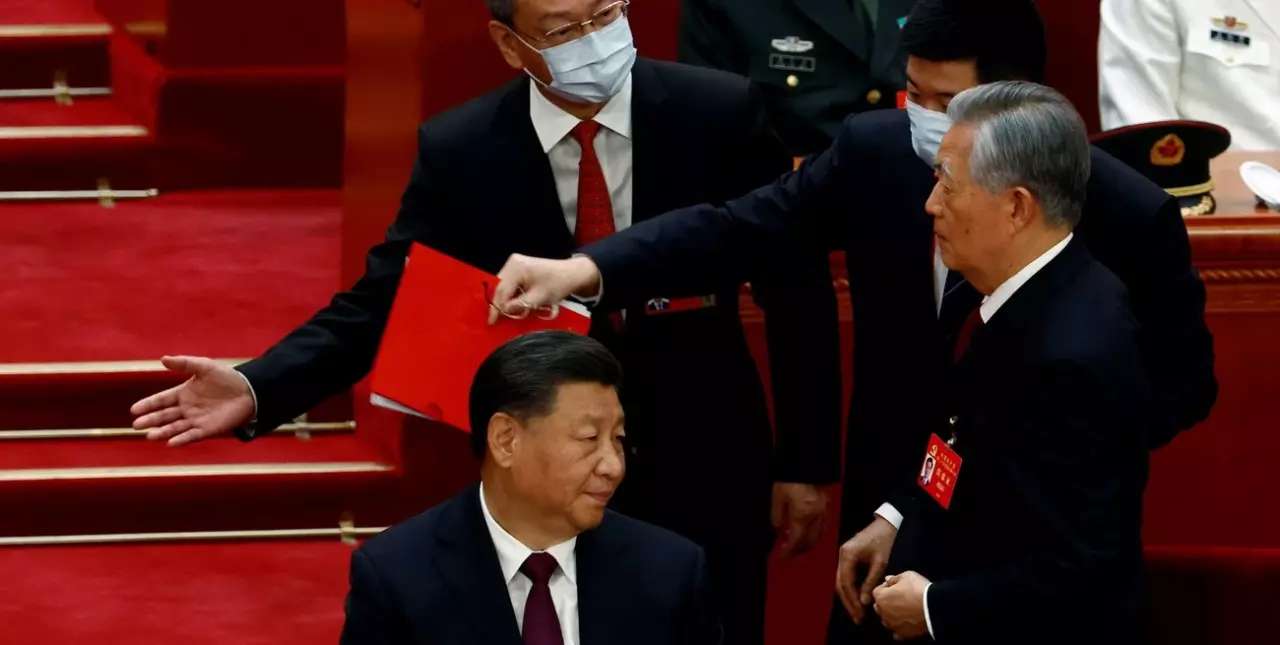 Escándalo en China: echaron a la fuerza al expresidente Hu Jintao del Congreso que reeligió a Xi Jinping