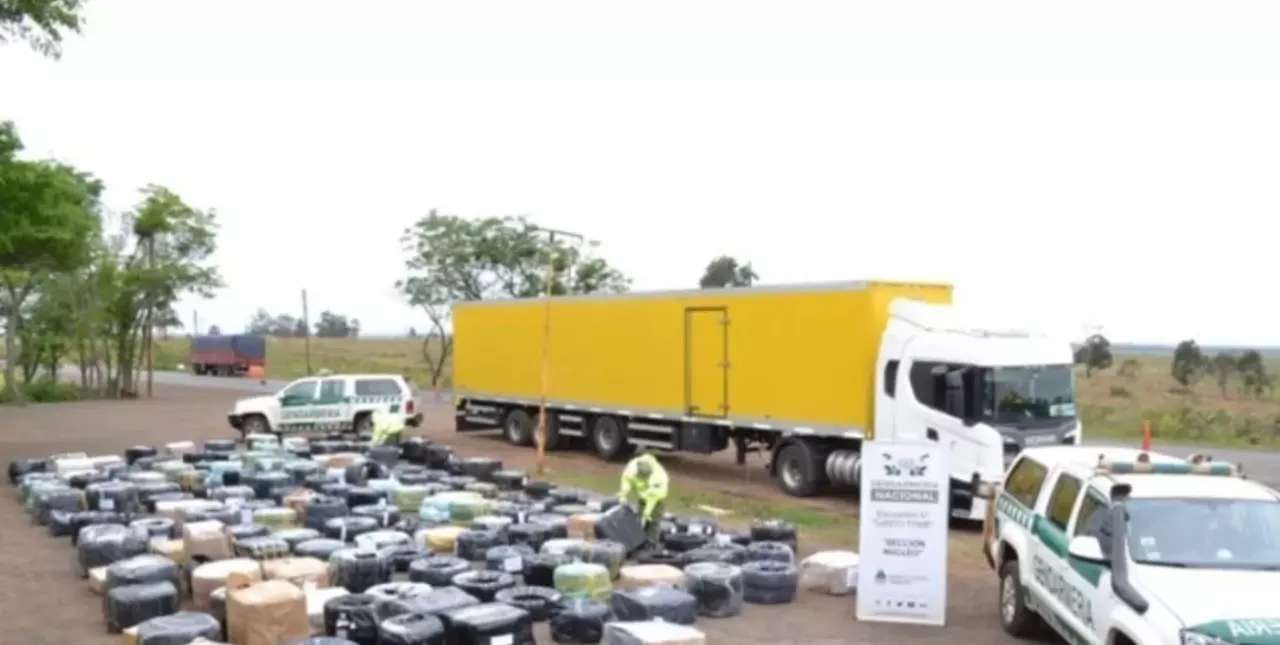 Corrientes: decomisaron una millonaria carga de cubiertas de contrabando