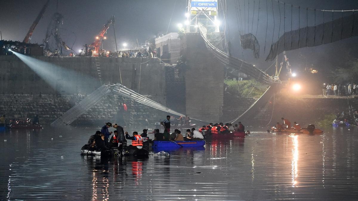 Ya son 132 los muertos por el colapso de un puente colgante en India 