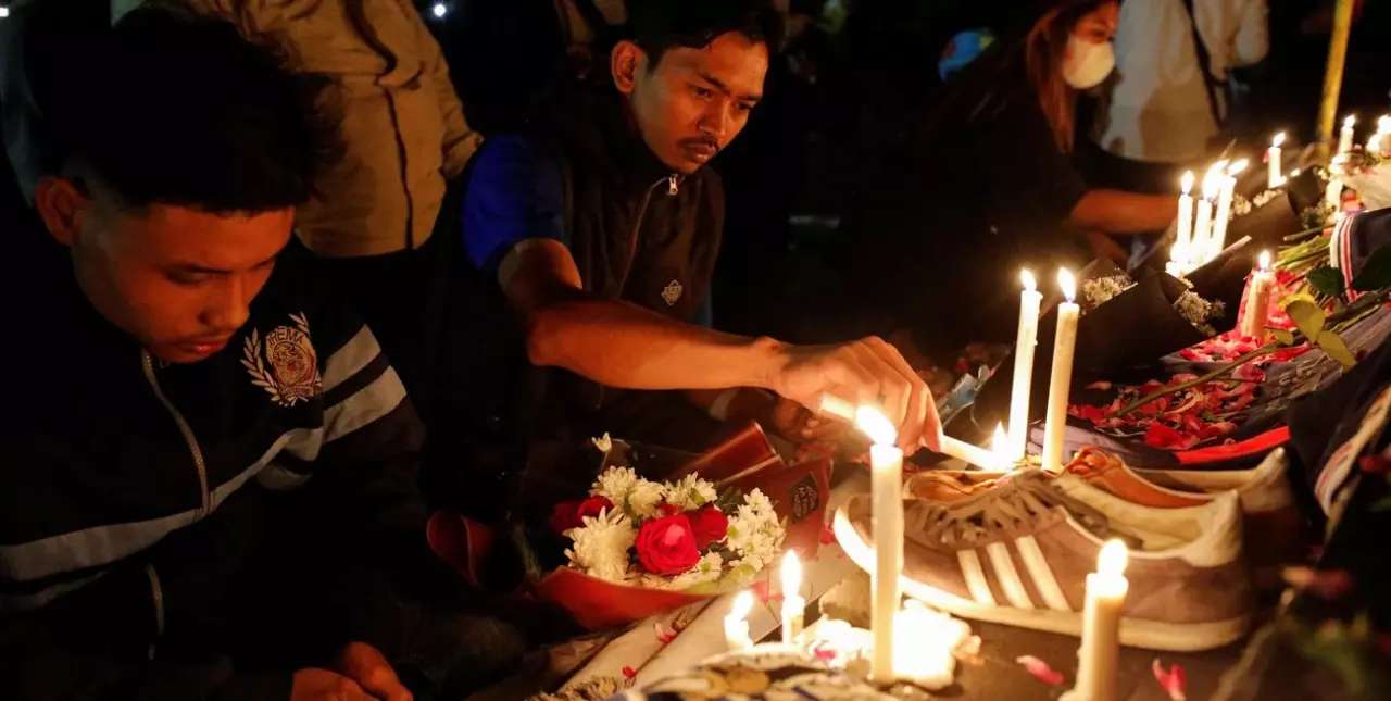 (VIDEOS) Clásico mortal en Indonesia: según la policía, son 125 los muertos durante el partido de fútbol