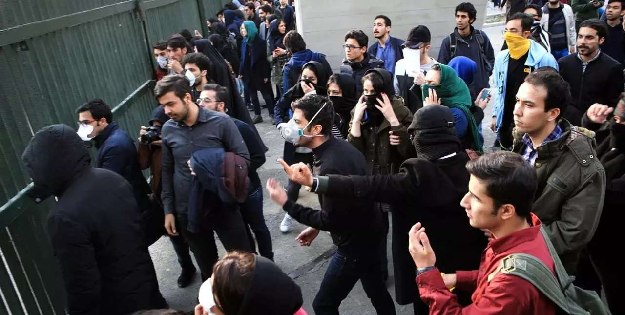 Irán: miles de estudiantes protestan contra la violenta represión de la disidencia