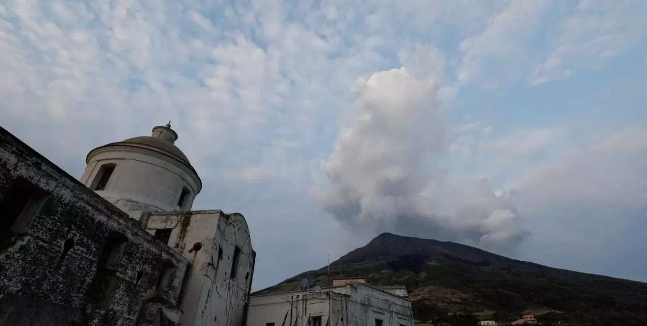 Italia en alerta tras la entrada en actividad del volcán Stromboli