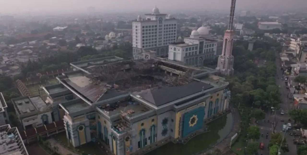 Video: se derrumbó la cúpula de la gran mezquita de Yakarta