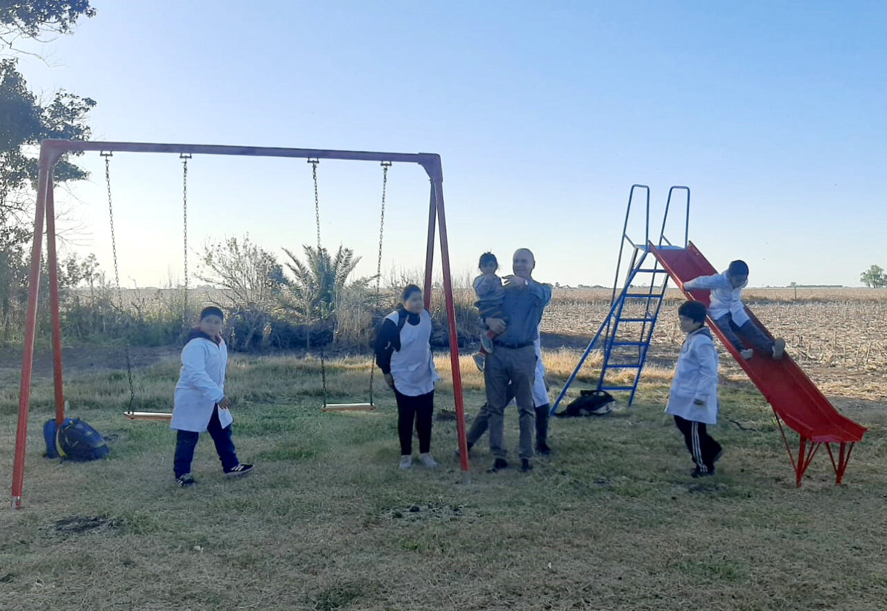 Villa Cañás: se colocaron juegos en la escuela de Campo Troffe