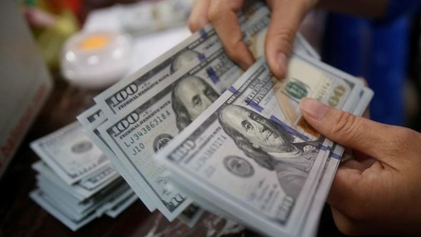El dólar blue retomó la tendencia a la baja y cerró en $469
