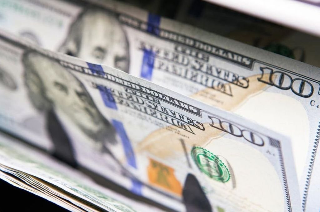 Tras las nuevas medidas cambiarias, el dólar blue subió y cerró a $ 289