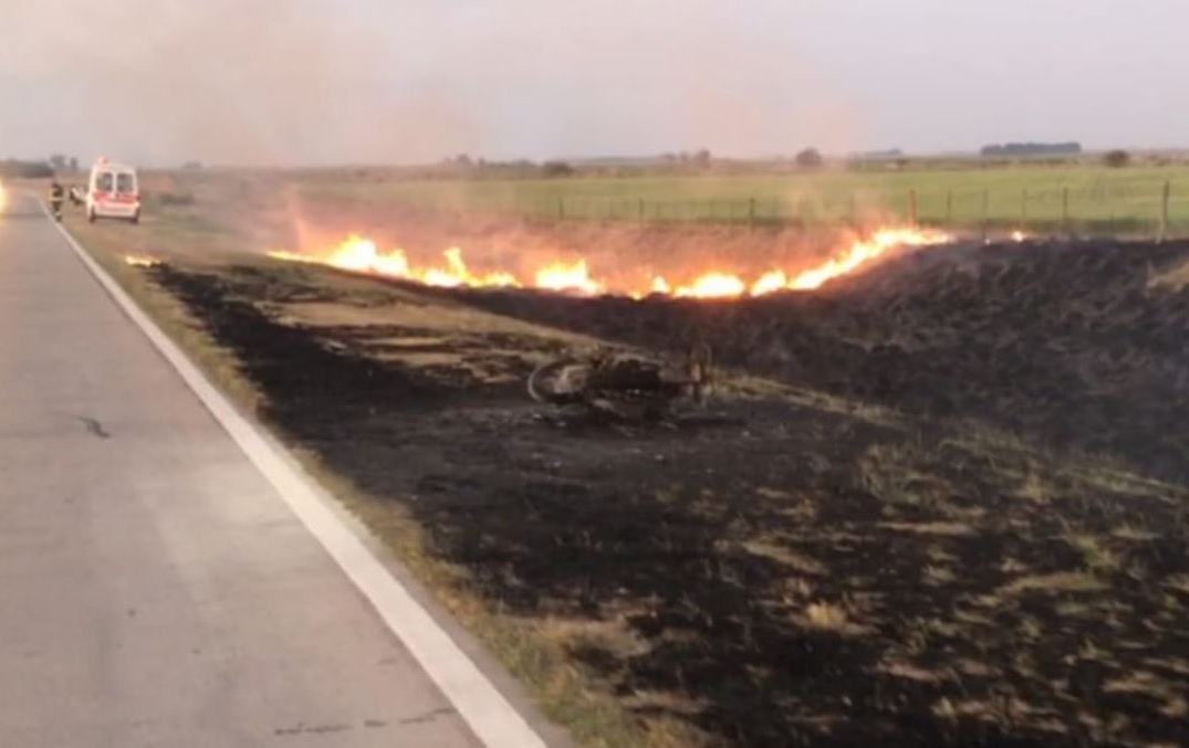 Ruta 94: incendio de banquina por moto que sufrió un desperfecto mecánico
