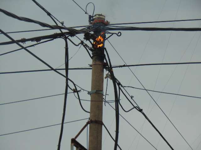 Incendio en el tendido de energía eléctrica provocó temor entre vecinos  
