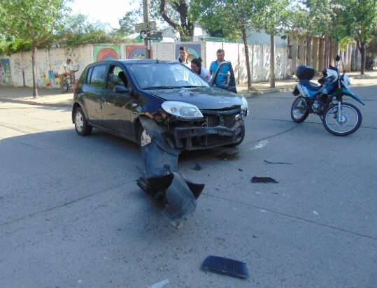 Venado Tuerto: violento choque entre camioneta y auto  
