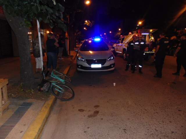 Mujer hospitalizada tras choque entre auto y bicicleta en Venado Tuerto 
