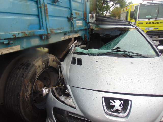Venado Tuerto: conductor herido tras chocar su auto contra un camión estacionado  