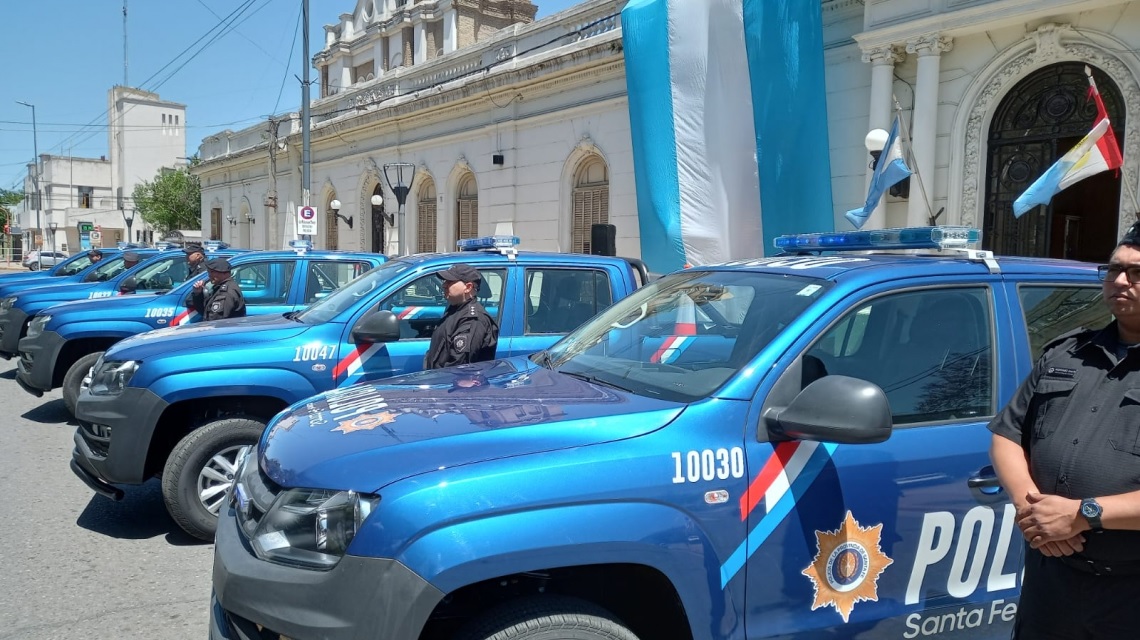 Se entregaron 27 móviles policiales en General López y otros tres departamentos
